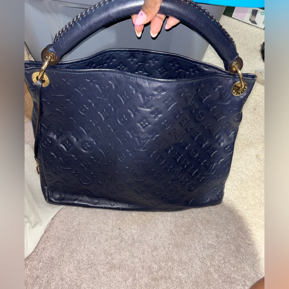 I’m selling cuz I don’t wear anymore it’s blue bag from Louis Vuitton